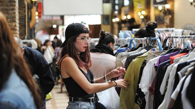 Una mujer comprando en el mercadillo Two Market de Barcelona