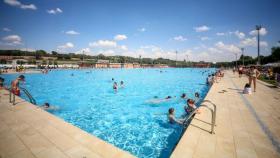 Bañistas en una piscina pública de Barcelona