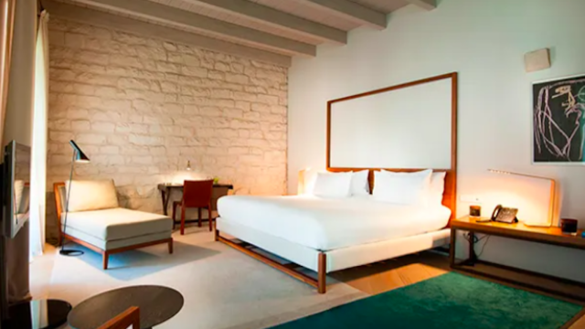 Una de las habitaciones del hotel Mercer Barcelona con las paredes más antiguas