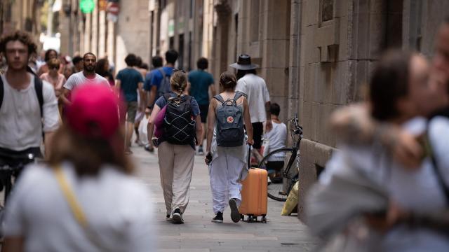 Varias personas pasean por Las Ramblas de Barcelona, entre ellas, turistas