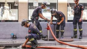 Dispositivo especial de los Bomberos de Barcelona en el barrio de Gràcia