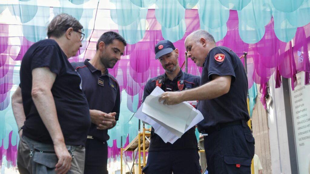 Dispositivo especial de los Bomberos de Barcelona en el barrio de Gràcia durante las fiestas