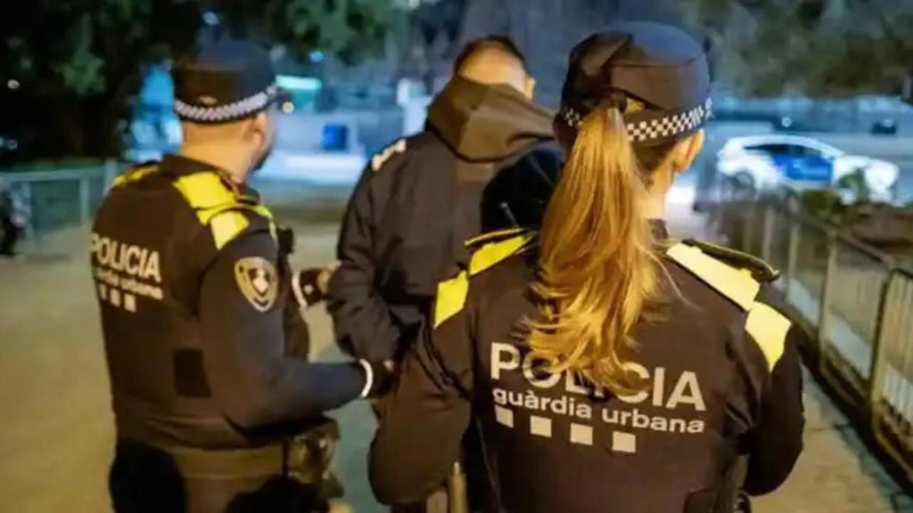 Agentes de la Guardia Urbana con un detenido