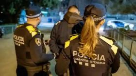 Agentes de la Guardia Urbana con un detenido en Barcelona