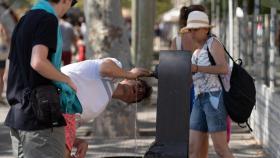 Viandantes junto a una fuente de la ciudad