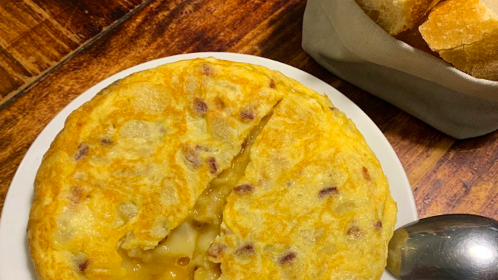 Una tortilla de patatas de Koska Taverna