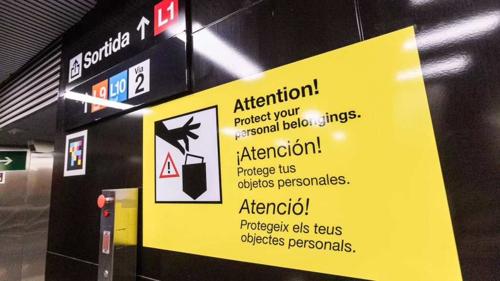 Carteles 'antirrobo' en el metro de Barcelona