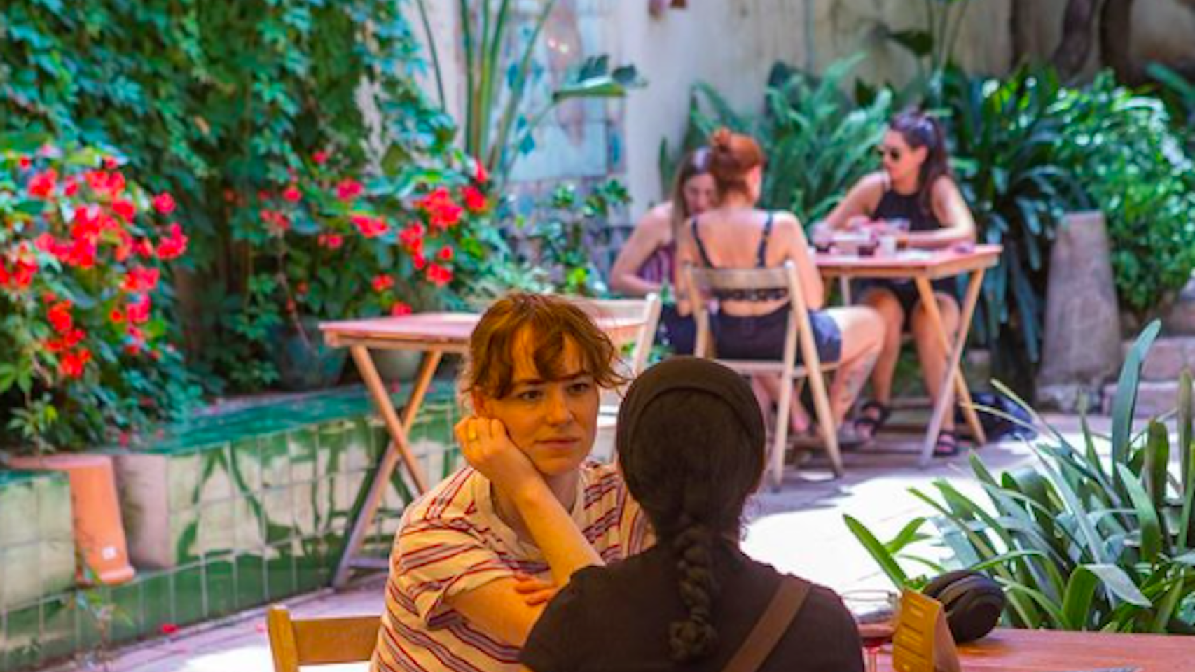 Dos chicas en la terraza Decameron