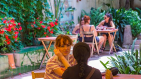 Dos chicas en la terraza Decameron