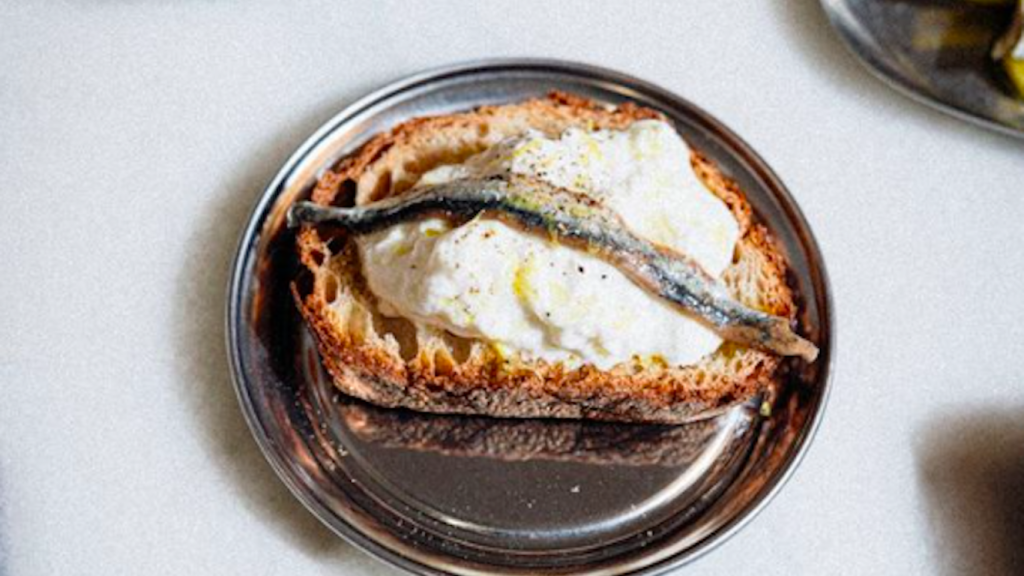 La tostada de stracciatella fumada con anchoa