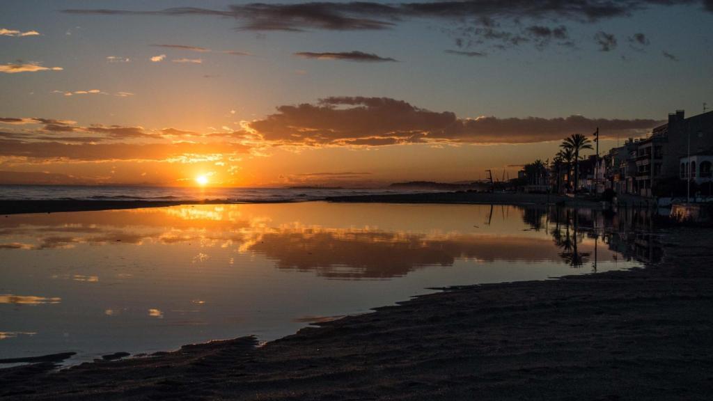 Puesta de sol en la playa de Sant Salvador