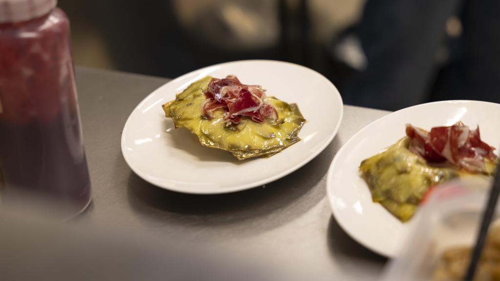 Corazón de alcachofa con jamón del restaurante Rumbla, en Rambla Catalunya