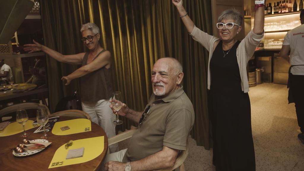 Comensales bailando en el restaurante Rumbla, en Rambla Catalunya