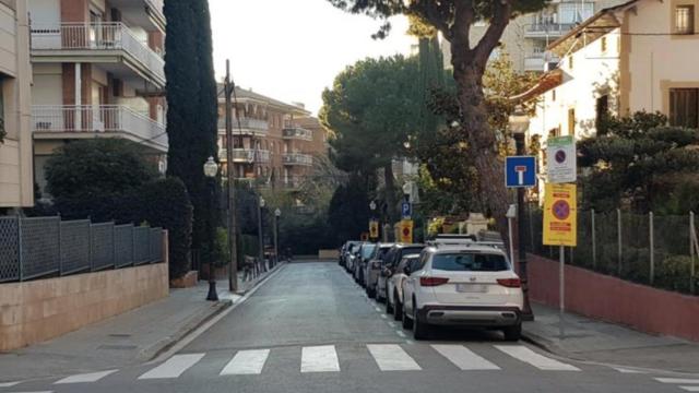 Vehículos estacionados en la calle del Riu de l'Or