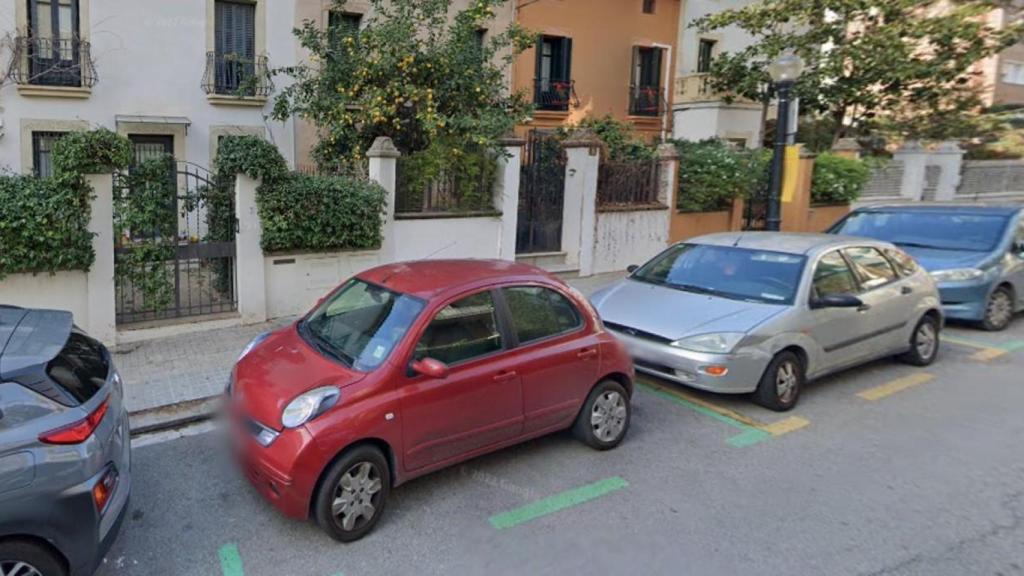 Automóviles estacionados en la calle del Riu de l'Or