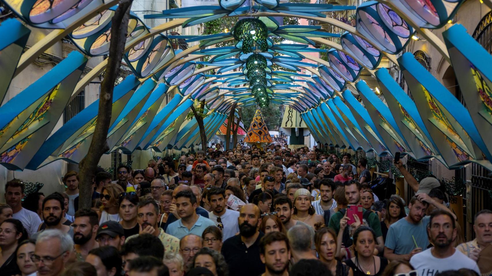 Numerosos vecinos y turistas asisten al primer día de celebración de la fiesta mayor del barrio de Gràcia, a 15 de agosto de 2023, en Barcelona