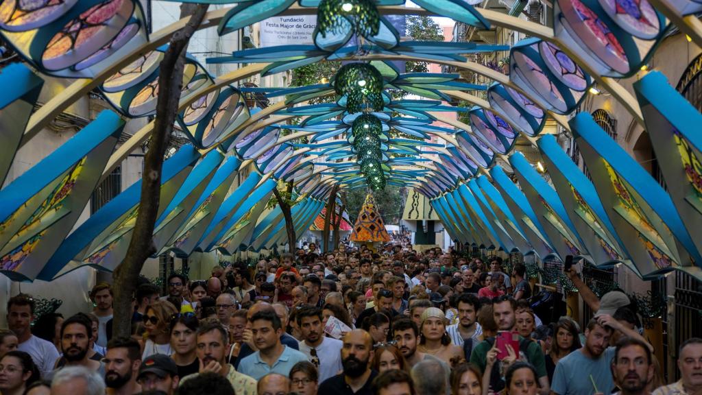 Numerosos vecinos y turistas asisten al primer día de celebración de la fiesta mayor del barrio de Gràcia, a 15 de agosto de 2023, en Barcelona