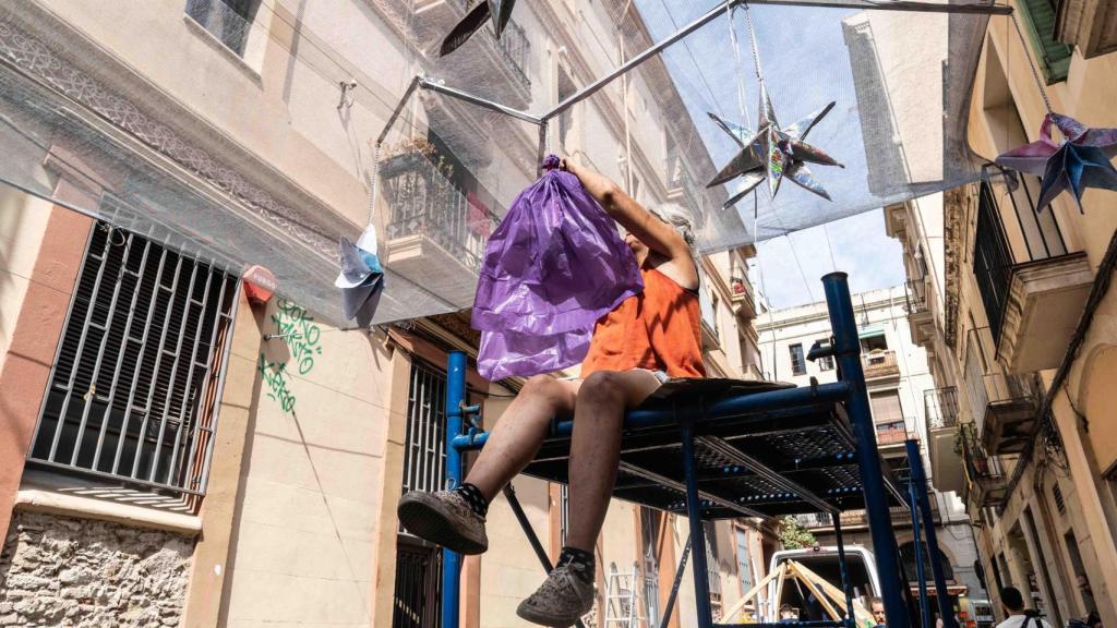 Una vecina preparando la decoración de la calle Travessera Sant Antoni