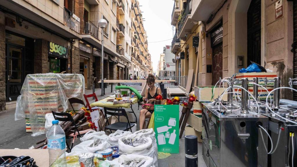 Una chica preparando la decoración en la calle La Perla