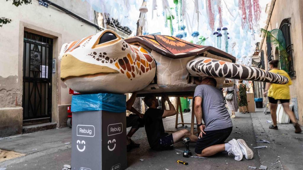 Preparando la tortuga de la calle Tordera, que tiene como tema un banco de medusas