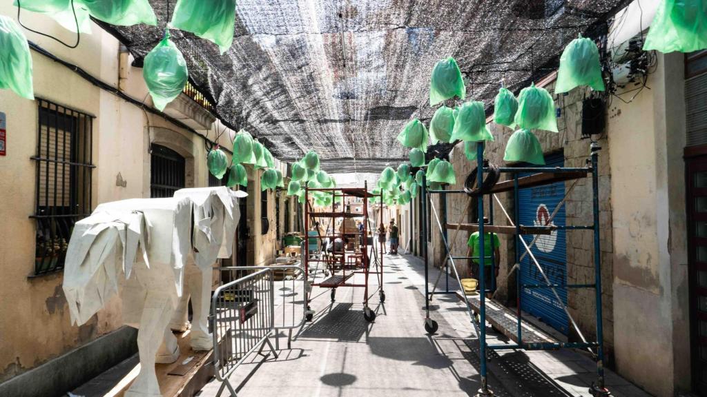 La decoración de la calle Fraternitat de Baix tapada con bolsas de plástico