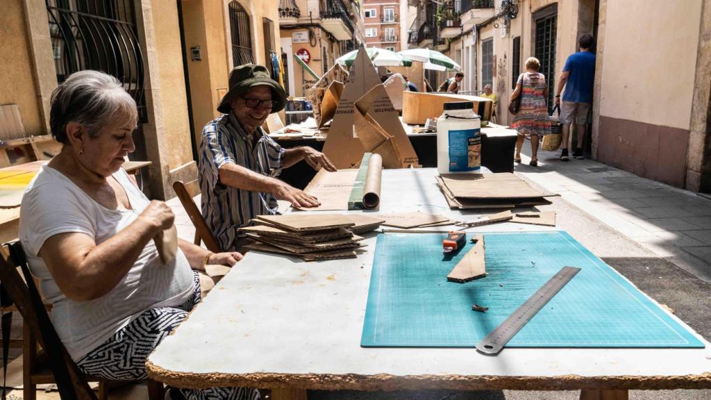 Vecinos de la calle Fraternitat de Baix ayudando en la decoración