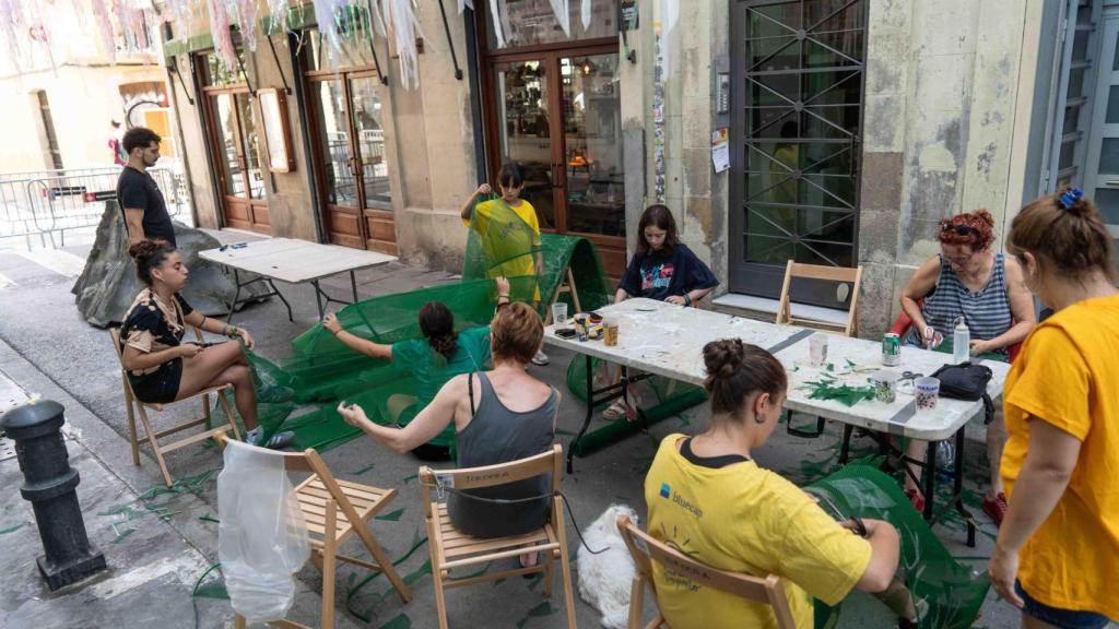 Vecinas trabajando en la decoración de la calle Tordera