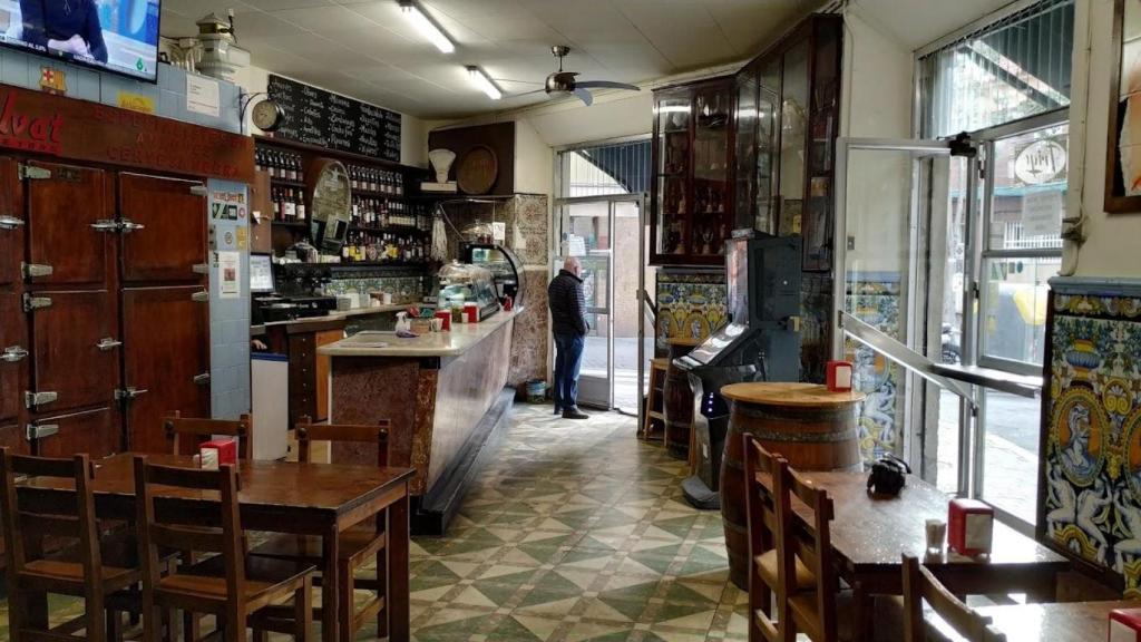 Interior de la Bodega Salvat, un local centenario ubicado en Sants