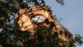 Reloj de la Torre del Rellotge de la plaza de la Vila de Gràcia