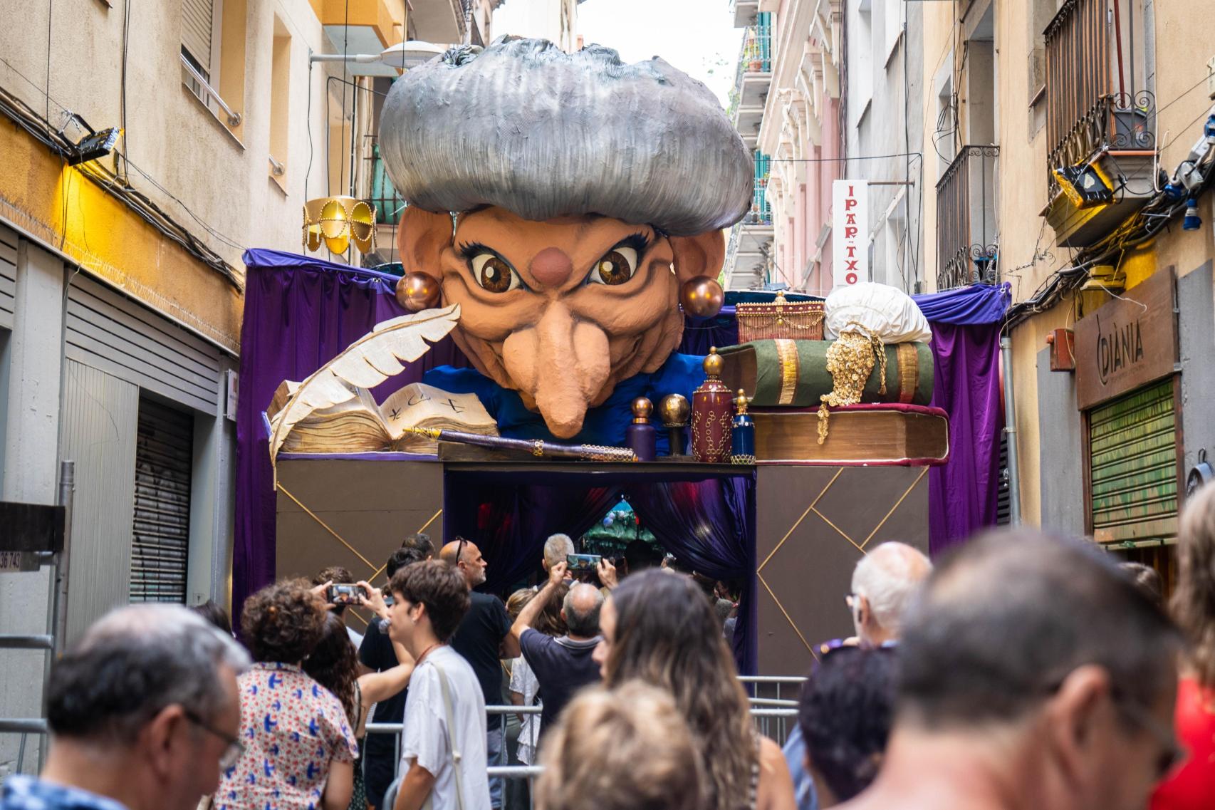 Entrada de la calle Mozart del barrio de Gràcia 2024