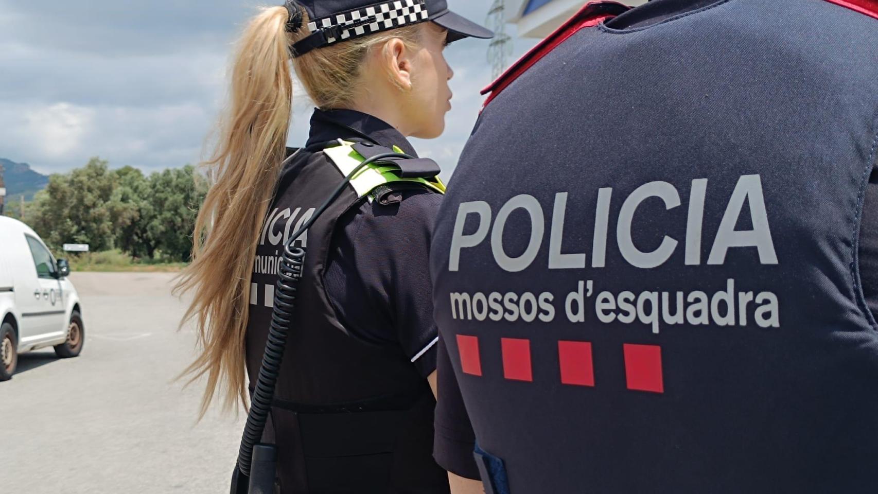 Una agente de la Policía Local de Terrassa y un mosso d'esquadra