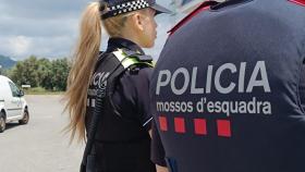 Una agente de la Policía Local de Terrassa y un mosso d'esquadra