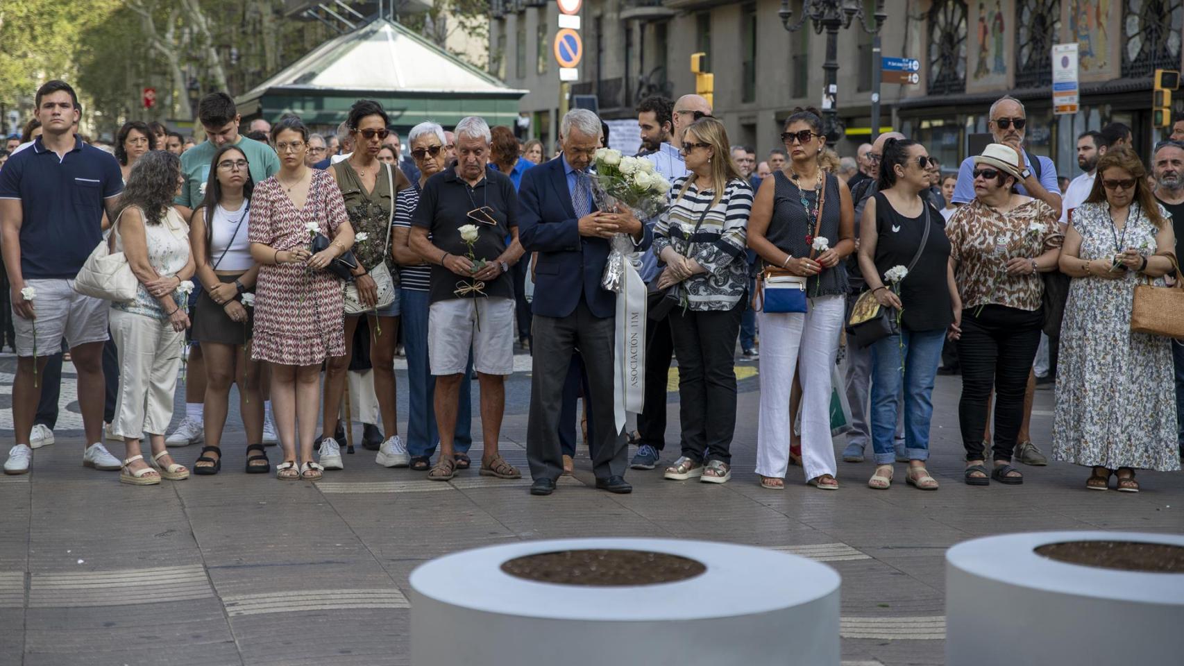 Familiares participan en el homenaje en recuerdo a las víctimas del 17-A en la Rambla