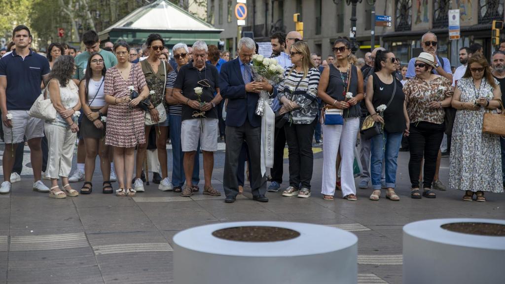 Familiares participan en el homenaje en recuerdo a las víctimas del 17-A en la Rambla