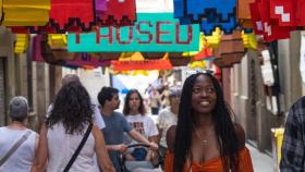 Visitantes de una calle decorada del barrio de Gràcia 2024