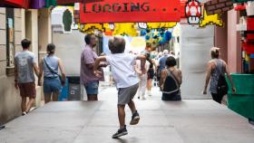 Un niño salta y juega en una calle decorada del barrio de Gràcia 2024