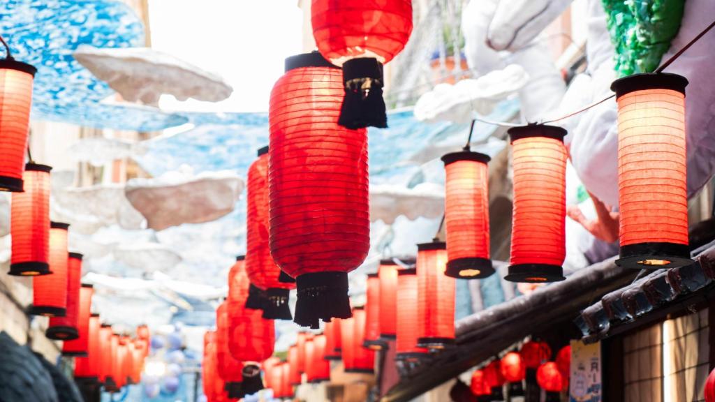 Decoración de luces japonesas de la calle Mozart del barrio de Gràcia en 2024