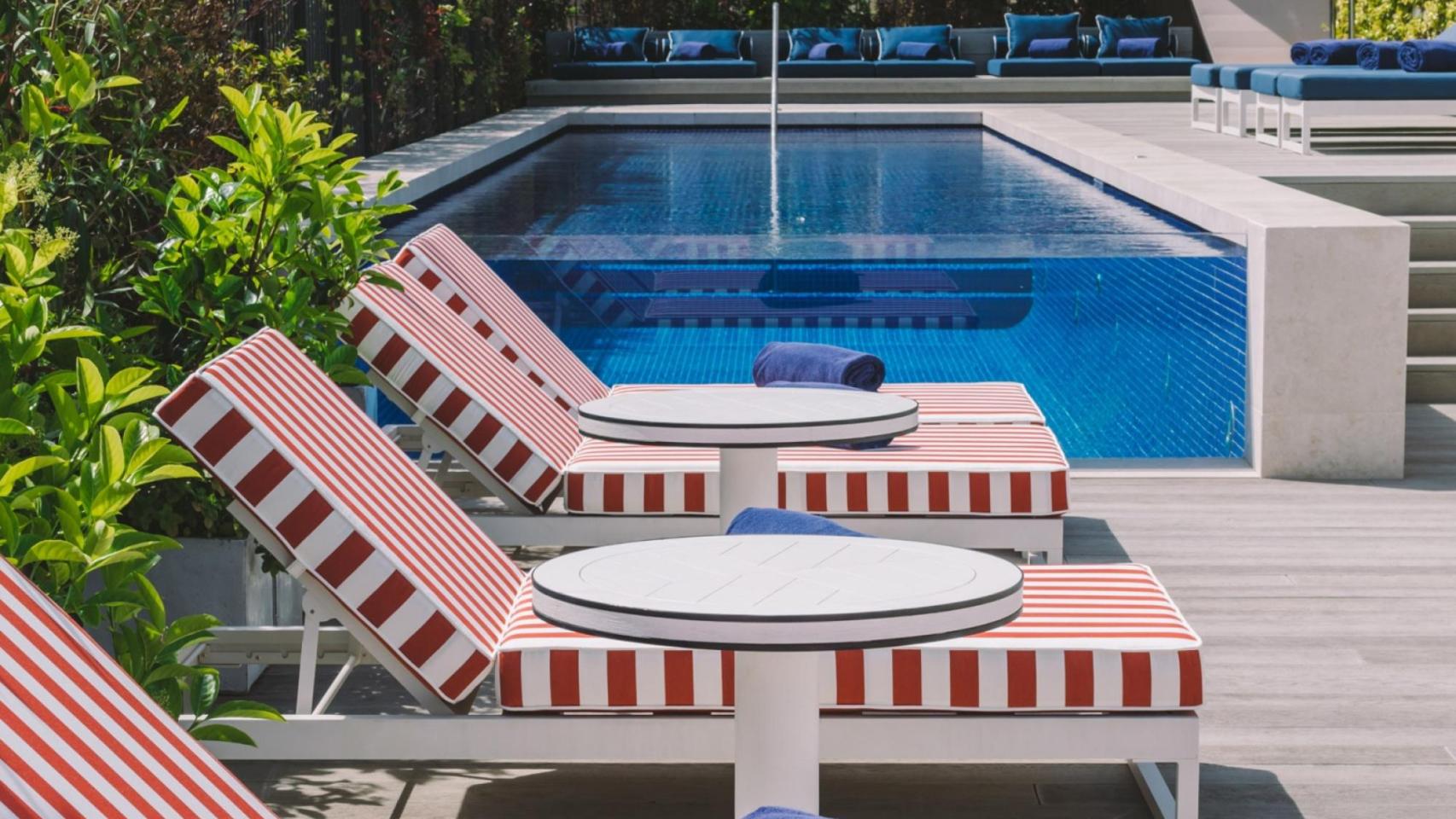 La terraza del hotel Seventy con piscina y solárium