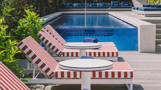 La terraza del hotel Seventy con piscina y solárium