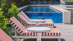 La terraza del hotel Seventy con piscina y solárium