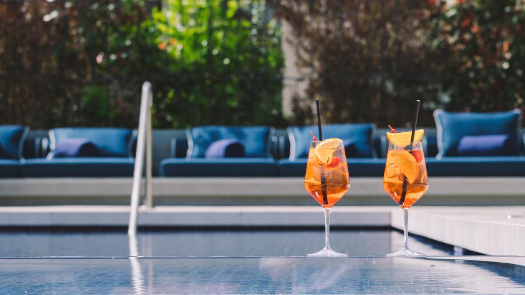 Cócteles en la terraza de un hotel con piscina de Barcelona