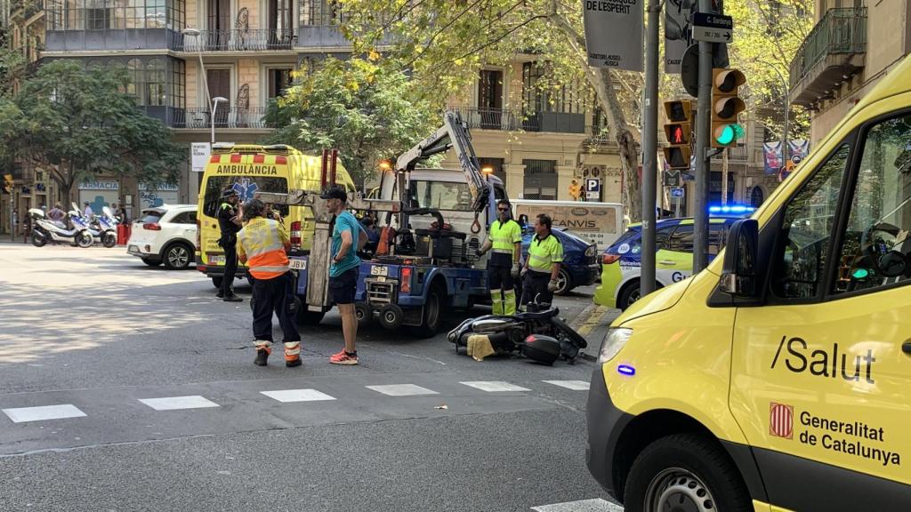 Accidente entre un coche y una moto en la calle Valencia de Barcelona