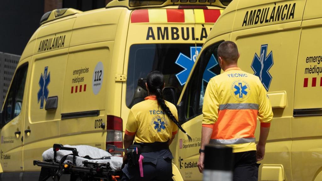 Unos sanitarios trabajan en una ambulancia en Barcelona