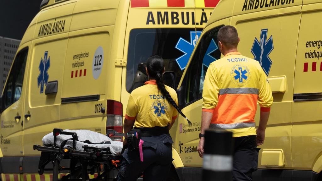 Sanitarios trabajan en una ambulancia en Barcelona