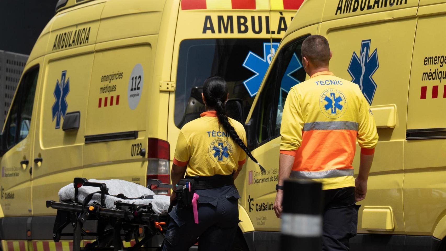 Unos sanitarios trabajan en una ambulancia en Barcelona