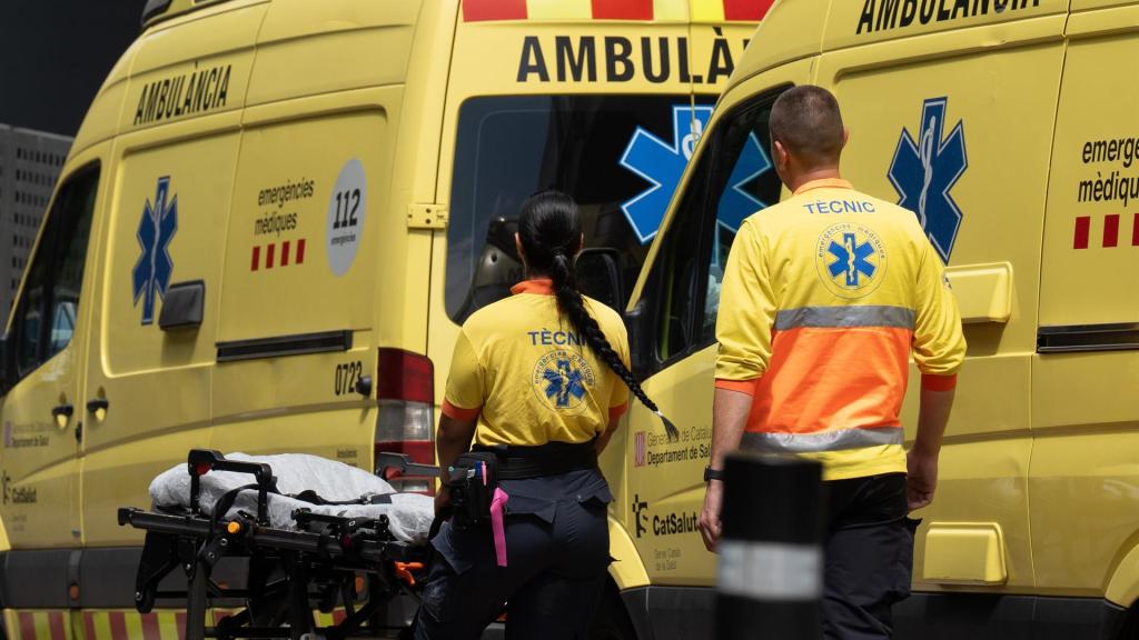 Unos sanitarios trabajan en una ambulancia en Barcelona