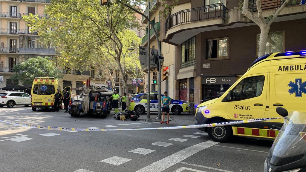 Accidente entre dos vehículos en la calle Valencia de Barcelona