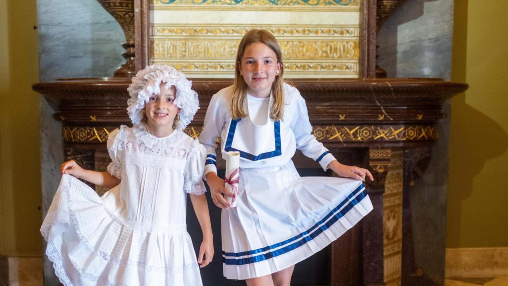 Dos niñas vestidas con ropa de época