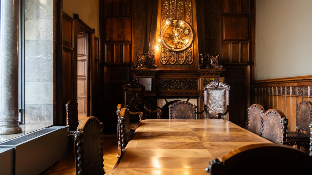 Comedor principal del Palau Güell con la chimenea al fondo