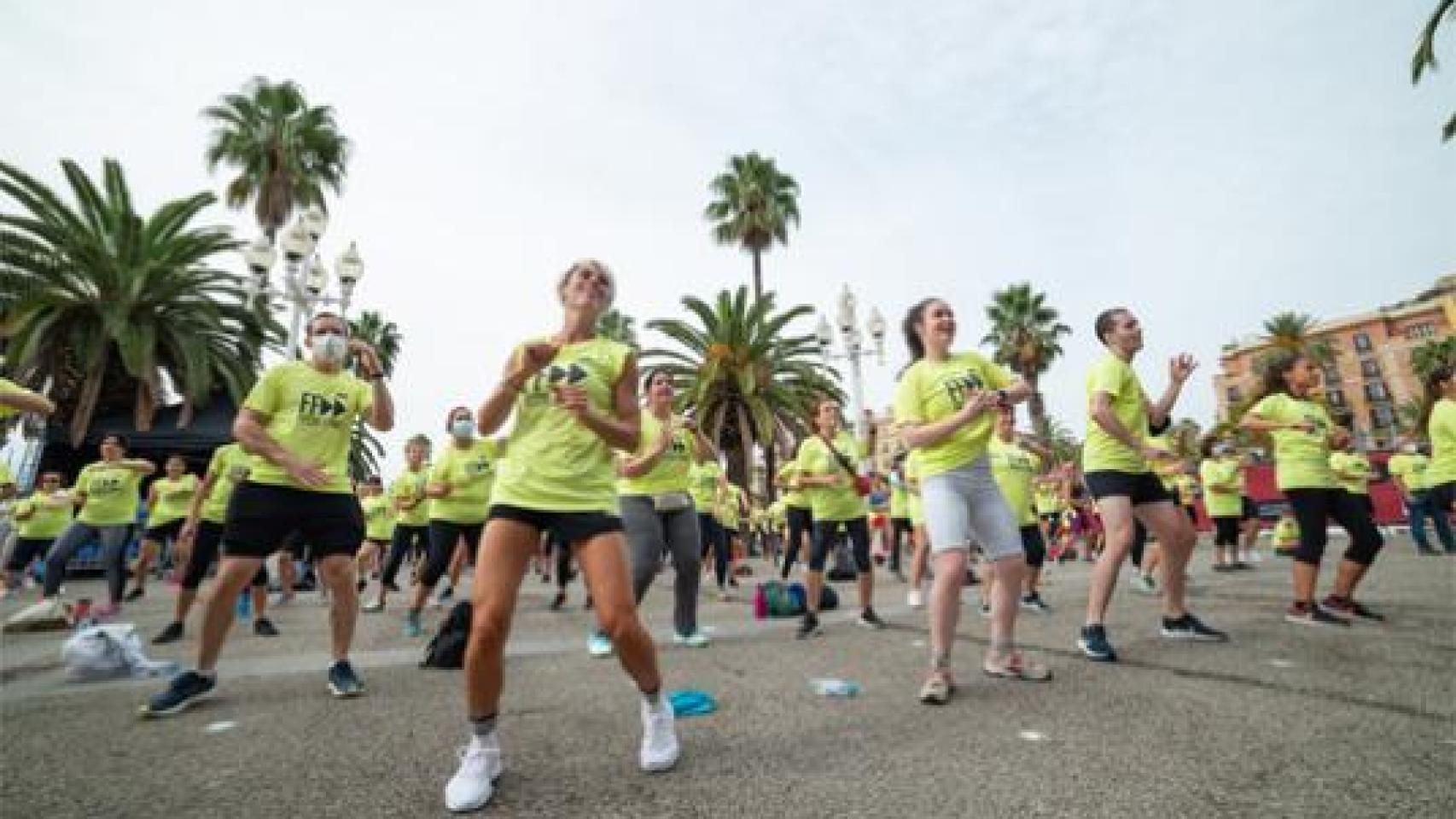 Gente haciendo ejercicio por la Fiesta del Fitness de Barcelona en una edición anterior